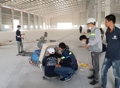 Thi c&ocirc;ng s&agrave;n Epoxy cụm c&ocirc;ng nghiệp Ho&agrave;ng H&ugrave;ng ở B&agrave;u B&agrave;ng