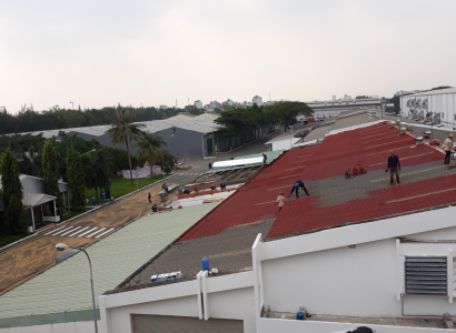 Thi c&ocirc;ng gia cường m&aacute;i t&ocirc;n bằng hệ sơn chống UV (polyurethane) - KCN ĐỒNG AN II