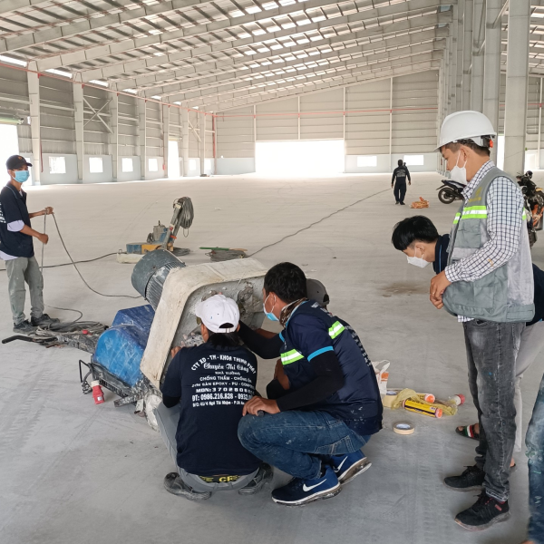 Thi c&ocirc;ng s&agrave;n Epoxy cụm c&ocirc;ng nghiệp Ho&agrave;ng H&ugrave;ng ở B&agrave;u B&agrave;ng
