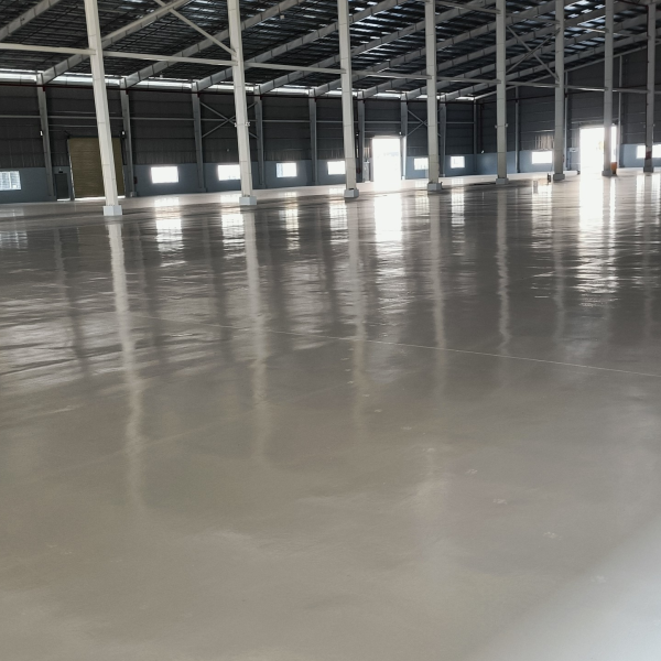 Thi c&ocirc;ng s&agrave;n Epoxy cụm c&ocirc;ng nghiệp Ho&agrave;ng H&ugrave;ng ở B&agrave;u B&agrave;ng