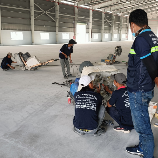 Thi c&ocirc;ng s&agrave;n Epoxy cụm c&ocirc;ng nghiệp Ho&agrave;ng H&ugrave;ng ở B&agrave;u B&agrave;ng