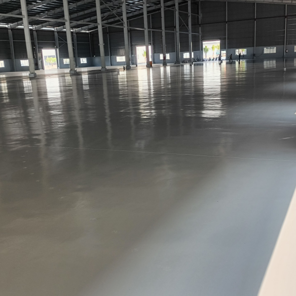 Thi c&ocirc;ng s&agrave;n Epoxy cụm c&ocirc;ng nghiệp Ho&agrave;ng H&ugrave;ng ở B&agrave;u B&agrave;ng