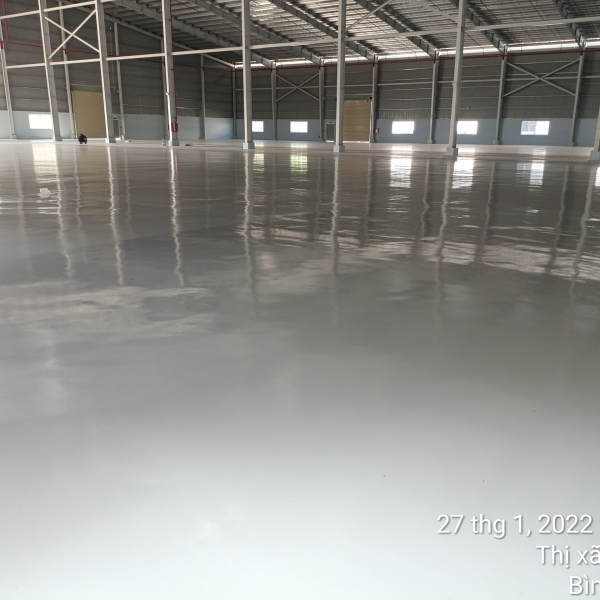 Thi c&ocirc;ng s&agrave;n Epoxy cụm c&ocirc;ng nghiệp Ho&agrave;ng H&ugrave;ng ở B&agrave;u B&agrave;ng