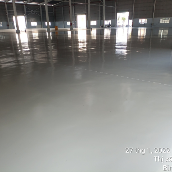 Thi c&ocirc;ng s&agrave;n Epoxy cụm c&ocirc;ng nghiệp Ho&agrave;ng H&ugrave;ng ở B&agrave;u B&agrave;ng