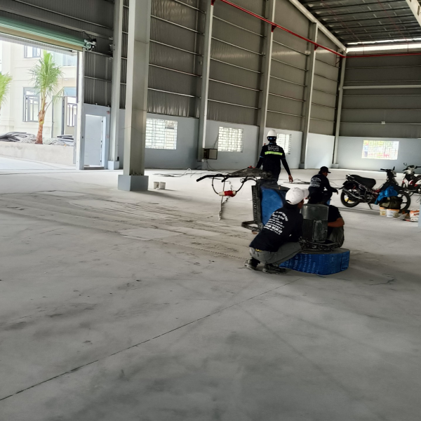 Thi c&ocirc;ng s&agrave;n Epoxy cụm c&ocirc;ng nghiệp Ho&agrave;ng H&ugrave;ng ở B&agrave;u B&agrave;ng