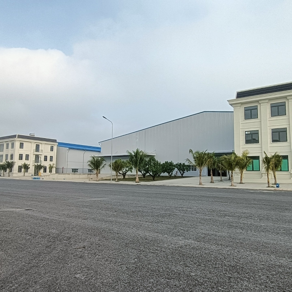 Thi c&ocirc;ng s&agrave;n Epoxy cụm c&ocirc;ng nghiệp Ho&agrave;ng H&ugrave;ng ở B&agrave;u B&agrave;ng