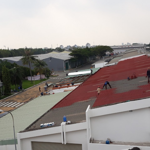 Thi c&ocirc;ng gia cường m&aacute;i t&ocirc;n bằng hệ sơn chống UV (polyurethane) - KCN ĐỒNG AN II