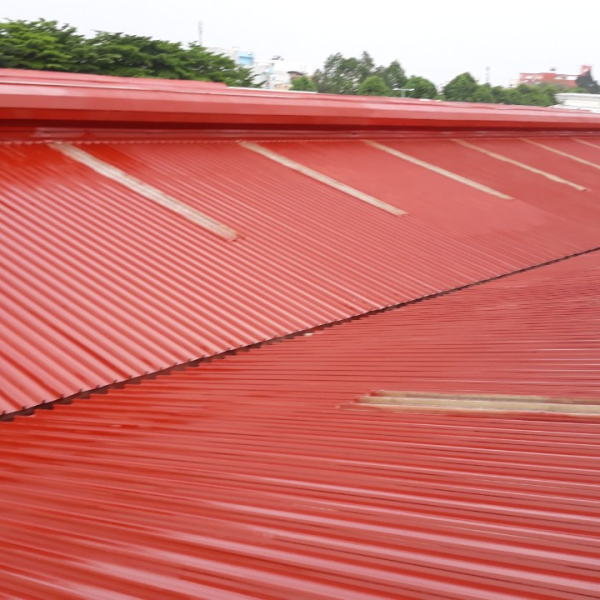 Thi c&ocirc;ng gia cường m&aacute;i t&ocirc;n bằng hệ sơn chống UV (polyurethane) - KCN ĐỒNG AN II